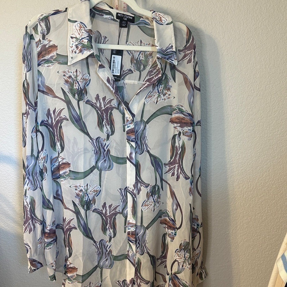 PrettyLittleThing Plus Cream Purple Floral Tulip Button Down Blouse US 16 NWT - Picture 3 of 8